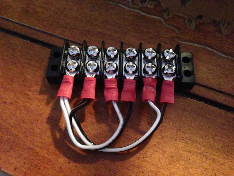 Barrier strip with jumper cable for parallel wiring